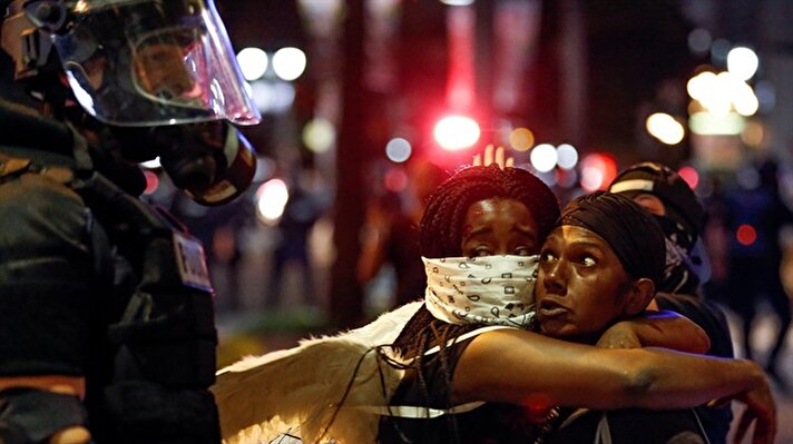 ABD'nin Charlotte​ kentinde Keith Lamont Scott adlı siyahinin iki gün önce polis tarafından silahla öldürülmesinin ardından başlayan protesto gösterileri büyüyerek devam ediyor. 