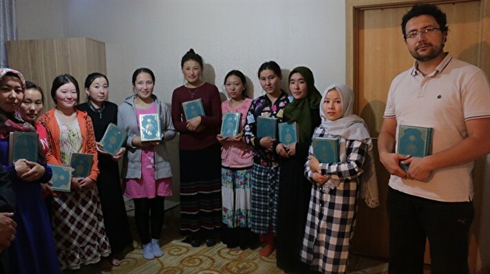 وقف تركي يوزع 4 آلاف نسخة مترجمة من القرآن الكريم في منغوليا