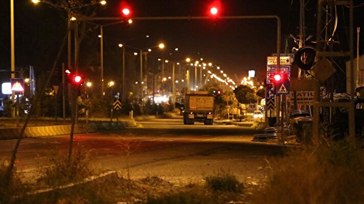 Van'da belediye binası önünde bomba yüklü kamyon ele geçirildi