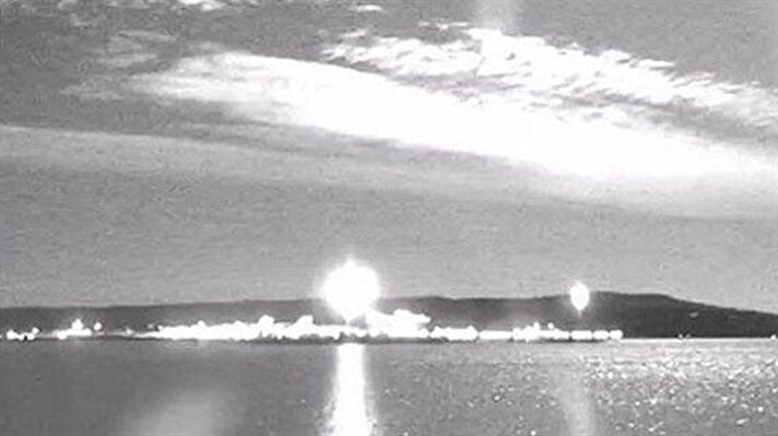 Avustralya'nın kuzeydoğusundaki Queensland eyaletine bağlı Gladstone kenti açıklarında denize düşen bir meteor kentte büyük korkuya yol açtı.

