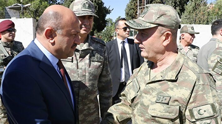 Milli Savunma Bakanı Fikri Işık, beraberindeki Kara Kuvvetleri Komutanı Orgeneral Salih Zeki Çolak ile Suriye sınırındaki birliklerde incelemelerde bulunuyor. 