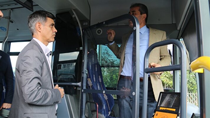 İETT İşletmeleri Genel Müdürü Arif Emecen, metrobüs şoförüne yönelik gerçekleştirilen şemsiyeli saldırı sonrası yapılacak olan yeni kabinlerin canlandırmalı testini yaptı. 