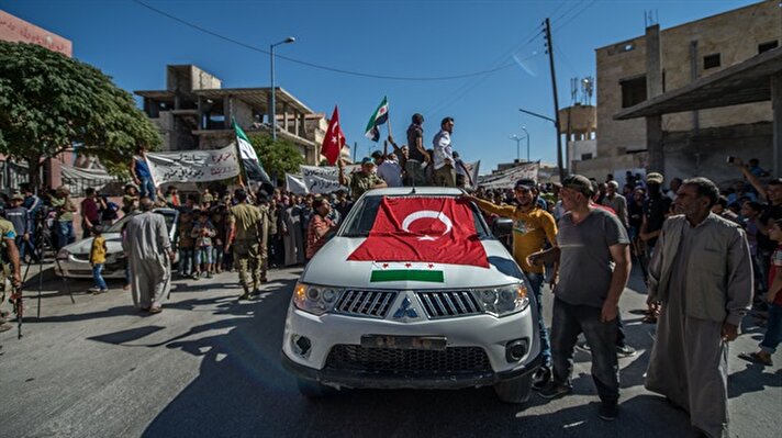 Fırat Kalkanı Harekatı kapsamında Özgür Suriye Ordusu (ÖSO) tarafından terör örgütlerinden temizlenen Cerablus'ta çeşitli etnik gruplardan Suriyeliler, terör örgütü PKK'nın Suriye'deki uzantısı PYD'yi protesto etti.