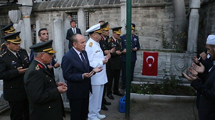 Genelkurmay Başkanı Orgeneral Hulusi Akar ve kuvvet komutanları, 15 Temmuz darbe girişiminde büyük hasar gören İstanbul Büyük Şehir Belediyesi'ni ziyaret etti. Belediye'deki ziyaretin ardından Hulusi Akar, kuvvet komutanları ile FETÖ'nün 15 Temmuz'daki darbe girişimi sırasında vurularak hayatını kaybeden Prof. Dr. İlhan Varank'ın kabrinin bulunduğu Şehzadebaşı Camii'ne geldi.