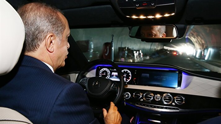 Erdoğan first to drive through Istanbul's new Eurasia Tunnel