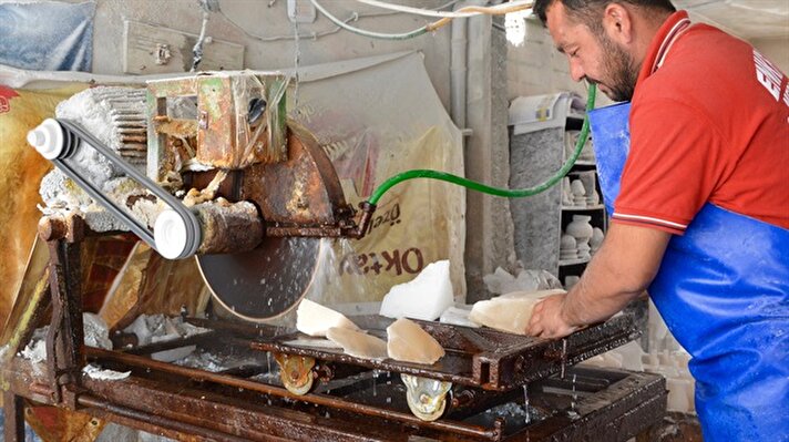 Kırşehir kaya tuzundan yapılan ve görsel güzelliğinin yanı sıra odanın hava dengesini sağlaması nedeniyle sağlığa da faydalı olduğu belirtilen, kalp, lale ve vazo şeklindeki gece lambaları, Himalaya tuzundan yapılan benzerleriyle rekabet ediyor.