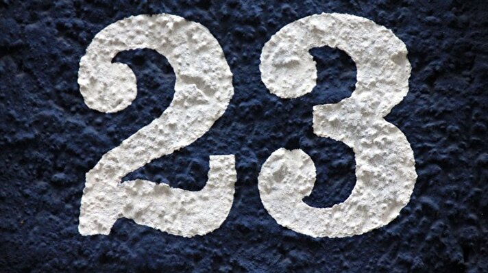 "23 muamması" tüm olayların doğrudan 23 sayısıyla, 23'ün permütasyonlarıyla ya da 23'le ilgili olan bir sayıyla bağlantılı olduğu inancıdır.