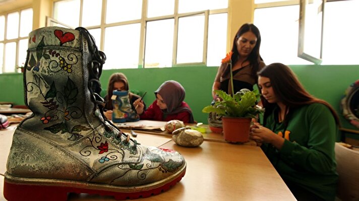 أحذية عسكرية تنبت أزهارا في مدرسة تركية