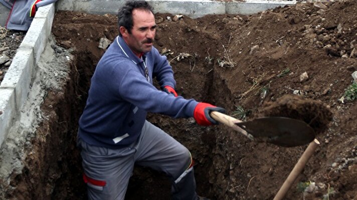 Türkiye'de kışın en sert geçtiği illerden Erzurum'da defin işlemlerinde sorun yaşanmaması amacıyla belediye görevlilerince yaklaşık bin kişilik mezar açıldı.