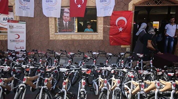Dağıtım töreninde konuşan Bakanlık Vekili Yusuf İbrahim, Türkiye'nin gönderdiği yardım gemilerinde bulunan Cumhurbaşkanı Erdoğan'ın Gazzeli çocuklar için hediye ettiği bisikletlerin bir kısmını daha dağıttıklarını söyledi.