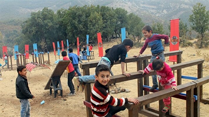 Survivor yarışmasından esinlenen bir grup çocuk kendi imkanlarıyla yapmış oldukları parkurla tüm Türkiye'ye seslerini duyurarak yapımcı Acun Ilıcalı'ya çağrıda bulunmuş ve bir parkur istemişlerdi.