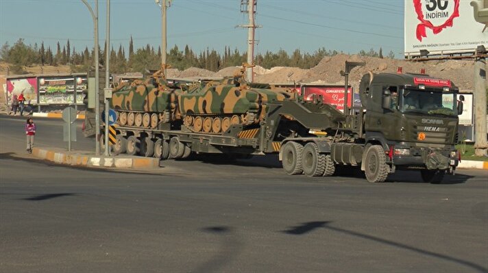 Şanlıurfa 20. Zırhlı Tugay Komutanlığından çıkan askeri araçlar Suriye sınırına sevk edildi.