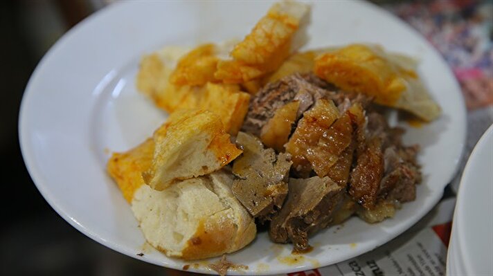 İzmir'in Tire ilçesinde Osmanlı döneminden kalma bir lezzet olan kuyu kebabı, gün doğmadan açılan lokantalarda kahvaltıda tüketiliyor​.