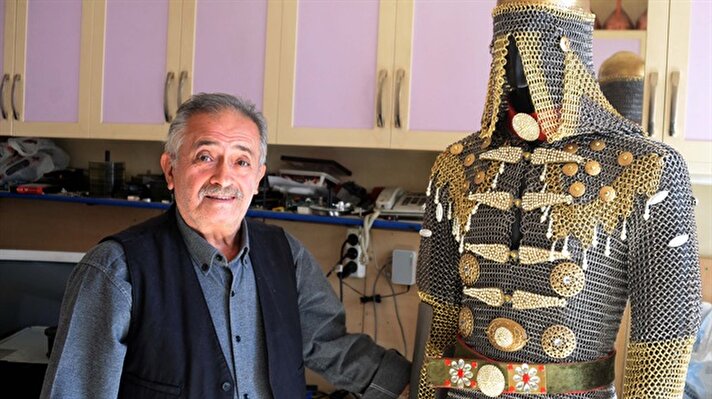 Tokat'ta, televizyon dizilerinden etkilenerek savaş zırhı yapmaya başlayan 64 yaşındaki Sami Erçin, son eseri, Osmanlı padişahlarından 3. Mustafa'nın zırhının benzeri için 40 bin çelik halka kullandı.