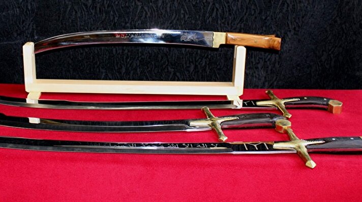 Türkiye’nin sevilen dizisi Diriliş Ertuğrul’da kullanılan kılıç ve baltaların benzerleri Bursa’da yapılıyor.
