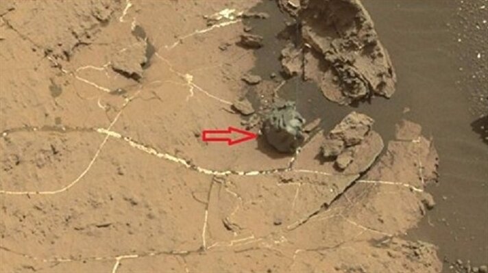 Mars'ta bulunan Curiosity aracı dünyaya sıra dışı bir fotoğraf yolladı.  Bakın fotoğraftaki okun gösterdiği şey aslında ne?

