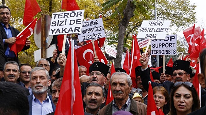 Gaziler ve şehit ailelerinden oluşan yaklaşık bin kişilik grup, Almanya'nın Ankara Büyükelçiliği önünde toplandı. 