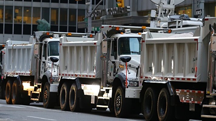 Donald Trump'ın seçim konuşması yapacağı Midtown Hilton'un önüne içi kum dolu kamyonlar çekildi.