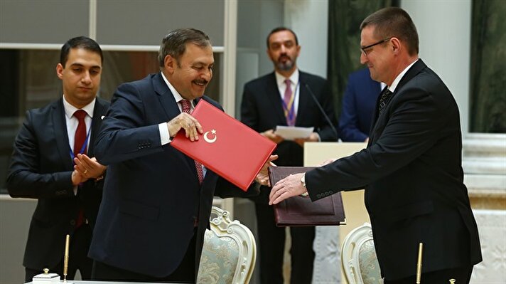 Cumhurbaşkanı Recep Tayyip Erdoğan, Belarus Cumhurbaşkanı Aleksandr Lukaşenko ile heyetlerarası görüşmeye başkanlık etti. Erdoğan ve Lukaşenko daha sonra anlaşmaların imza törenine katıldı.