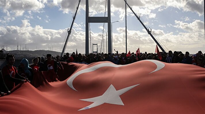 İstanbul Büyükşehir Belediyesi tarafından organize edilen 15 Temmuz şehitleri için koşuyoruz sloganıyla düzenlenecek Vodafone 38. İstanbul Maratonu için start verildi.