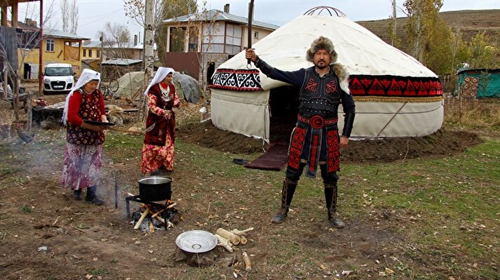 Van'ın Erciş ilçesine bağlı Ulupamir köyünde yaşayan Kırgız Türkleri, Diriliş Ertuğrul dizisinde yer alan aksesuarları günümüzde de kullanarak geleneklerine sahip çıkıyor .