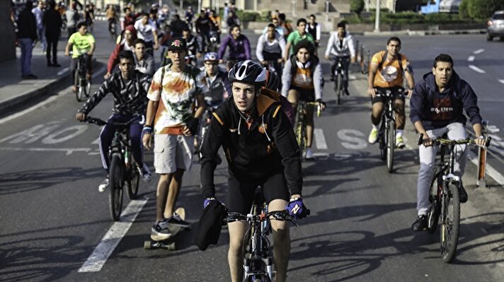 1000 مشارك يستعرضون مهاراتهم في "يوم الدراجات البرتقالي" وسط القاهرة
