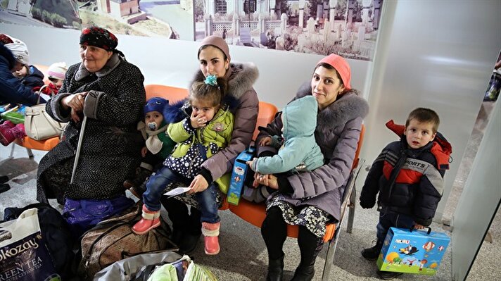 Ukrayna'dan Üzümlü ilçesine üç kafilede getirilen bin 206 Ahıska Türkü'nün ardından 341 kişinin bulunduğu dördüncü kafile de Erzincan Havalimanı'nda yetkililer tarafından karşılandı.