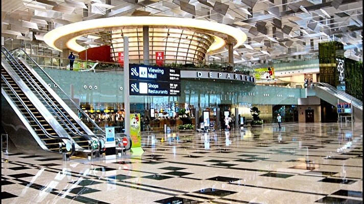 Singapur Changi: Egzotik bir kültürün izlerini taşıyacak şekilde dekore edilmiş havalimanı huzur veren bir yer.

