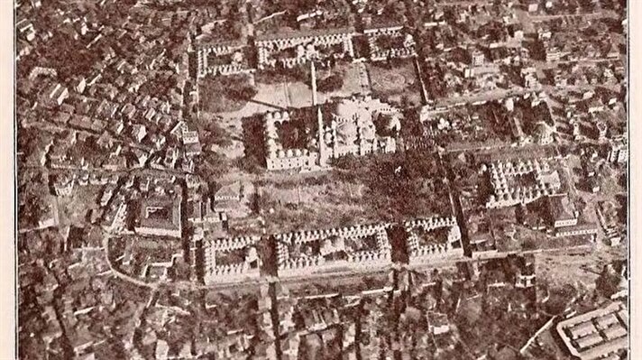 19 Mart 1918 günü Yeşilköy'den havalanan bir Alman zeplini​ İstanbul'u fotoğraflamış​.