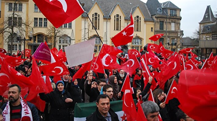 Avrupa'daki Türkler teröre karşı sokağa indi