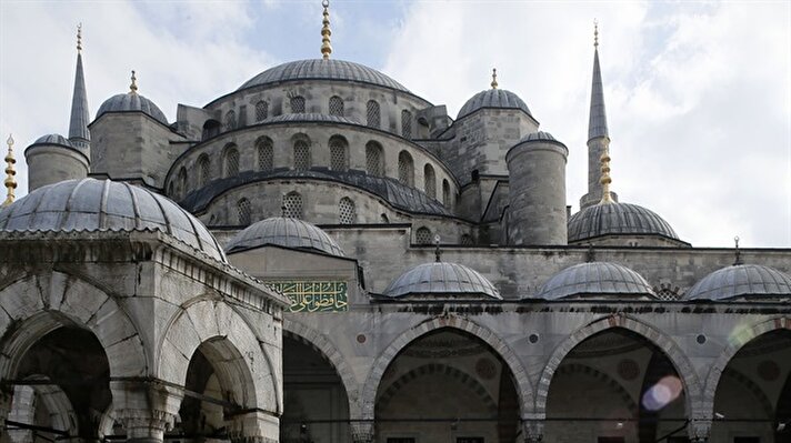 Osmanlı mimarisinin ilk ve tek 6 minareli camisi olarak İstanbul'un siluetine katkı sunan, içindeki 20 bini aşkın İznik çinisiyle yabancıların "Blue Mosque" diye tanımladıkları Sultanahmet Camisi, 400 yıllık tarihinin en kapsamlı restorasyondan geçirilecek