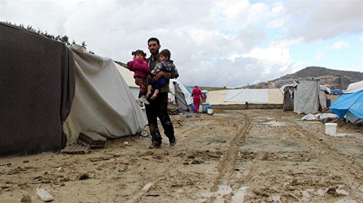 سوريون يصارعون لأجل البقاء في مخيمات النزوح بإدلب