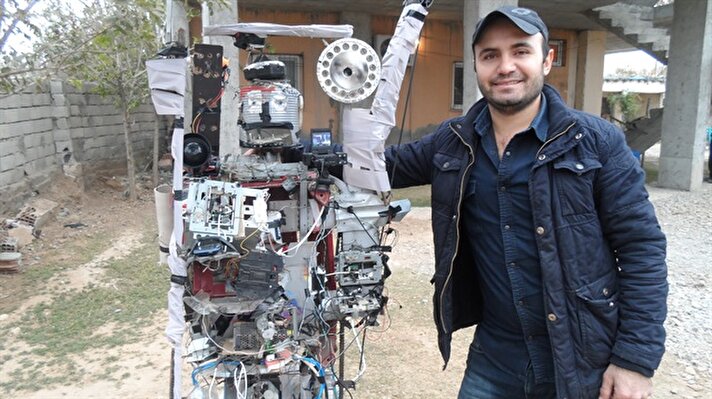 Şırnak’ın Silopi ilçesinde ortaokul mezunu genç, köydeki tarlaların güvenliğini sağlamak için hurda malzemelerden robot yaptı.