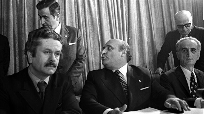 Adalet Partisi (AP) Genel Başkanı ve Başbakan Süleyman Demirel, AP Genel Başkan Yardımcısı İsmet Sezgin (solda), AP Senato Grup Başkanvekili Ömer Ucuzal (arkada) 1968 yılında düzenlenen basın toplantısında görülüyor.
