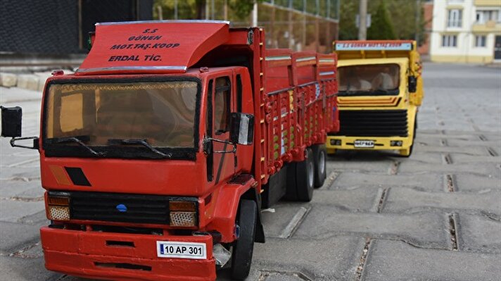  Gönen ilçesinde 36 yıldır kamyon ve otobüs kullanan ve muavinlik yapan Erdal Pulluk, bu araçların birebir ahşaptan maketlerini yapıyor.
