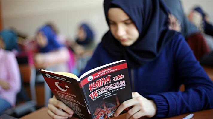 Tekirdağ'da imam hatip ortaokulu öğrencilerinin 15 Temmuz darbe girişimine ilişkin yazdıkları şiir, hikaye, makale ve kompozisyonlar, okul yönetimi tarafından kitaplaştırıldı.