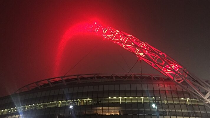  İngiltere'nin başkenti Londra'daki Wembley Stadı'nın üzerindeki ünlü çelik kemer, İstanbul'da düzenlenen hain terör saldırısında hayatını kaybedenler anısına kırmızı renge büründü.