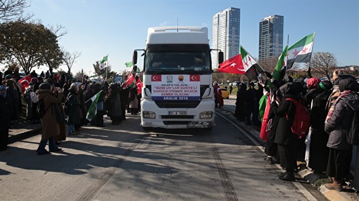 İHH öncülüğünde Türkiye'nin dört bir yanından Cilvegözü Sınır Kapısı'na "Halep'e Yol Açın" sloganıyla yola çıkan insani yardım malzemelerini taşıyan tırlar, Kazlıçeşme Meydanı'ndan uğurlandı 