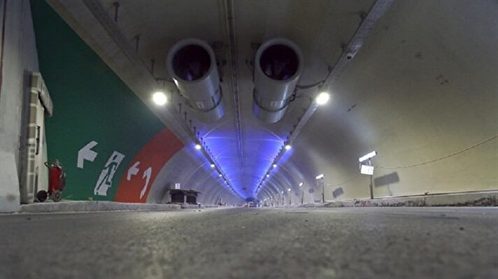 Cumhurbaşkanı  Recep Tayyip Erdoğan'ın da katılacağı törenle 20 Aralık'ta açılacak Avrasya Tüneli'nin içi görüntülendi.
