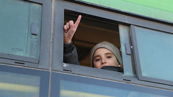 Halep'ten ilk tahliye konvoyu muhaliflerin bölgesine ulaştı