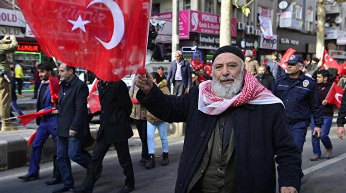 Diyarbakır'da faaliyet gösteren Sivil Toplum Kuruluşlarının öncülüğünde son dönemde ülkemizde yaşanan terör olaylarına tepki amacıyla ‘Şehitlere Saygı ve Milli Birlik Yürüyüşü’ düzenlendi.