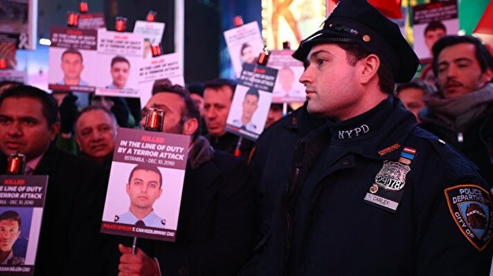 ABD'nin New York eyaletinde Times Meydanı'nda İstanbul'da gerçekleştirilen terör saldırısında şehit olan polis memurları için anma töreni düzenlendi.