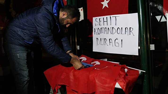 Kayseri'de bir grup vatandaş, 14 askerin şehit olduğu 55 kişinin de yaralandığı terör saldırısını protesto etti. 