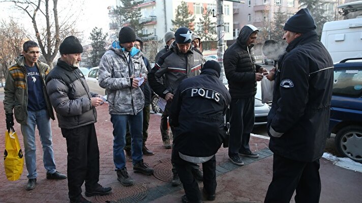 Rusya'nın Ankara Büyükelçisi Andrey Karlov'un katıldığı bir fotoğraf sergisi açılışında silahlı saldırıda öldürülmesinin ardından Rusya'nın Ankara Büyükelçiliği'ne çıkan sokak araç trafiğine kapatıldı.