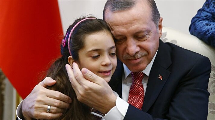 Cumhurbaşkanı Recep Tayyip Erdoğan ve eşi Emine Erdoğan, sosyal medya üzerinden Halep'in durumunu dünyaya duyuran Bana Alabed ve ailesini Cumhurbaşkanlığı Külliyesi'nde kabul etti. ​