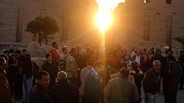 Mısır'ın Luksor kentindeki "Karnak Tapınağı'na" her yıl 21 Aralık tarihinde kış mevsiminin başlangıcının habercisi olarak güneş ışınları vurdu. 