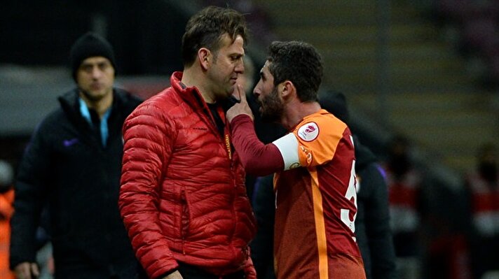 Galatasaraylı Sabri Sarıoğlu ile Tuzlaspor'un hocası Metin Ersan arasında gerginlik yaşandı.