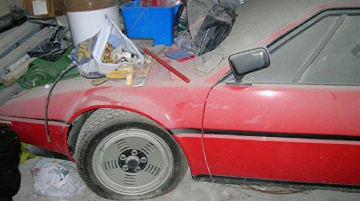 BMW'nin kült otomobillerinden olan M1, İtalya'da bir garajda bulundu. 