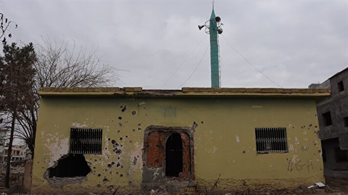 PKK'lı teröristler cami ve okullar tahrip etti 