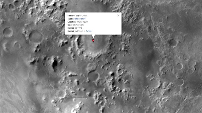 1) ATATÜRK: Danimarkalı Astronom Römer’in adıyla anılan ana kraterin etrafındaki kraterler A, B, C şeklinde harflerle anılıyor. Ancak 1956’da gerçekleştirilen fikir birliğiyle, Ay ve kraterleri hakkında birçok çalışma yayımlayan Dr. Hugh Percy Wilkins’in atlaslarında, Römer’den sonraki en büyük kratere Atatürk adı verildi. Atatürk krateri, 28.962 kilometre çapında, halka şeklinde, derin bir krater. Merkez tepenin yüksekliği 30 metre. Yine Türkiye’den isimlendirilen Toroslar’ın üzerinde yer alıyor. H. P. Wilkins ve P. Moore tarafından müşterek çıkarılan “The Moon” adlı, ay engebelerini ve açıklamalarını gösteren atlasın 86. sayfasında, Atatürk olarak belirtilir ve detaylı tanımı bulunur. Siyasi isimlerin adlarının kraterlere verilmemesi kuralı nedeniyle çoğu kaynakta halen “A” krateri olarak da geçiyor.